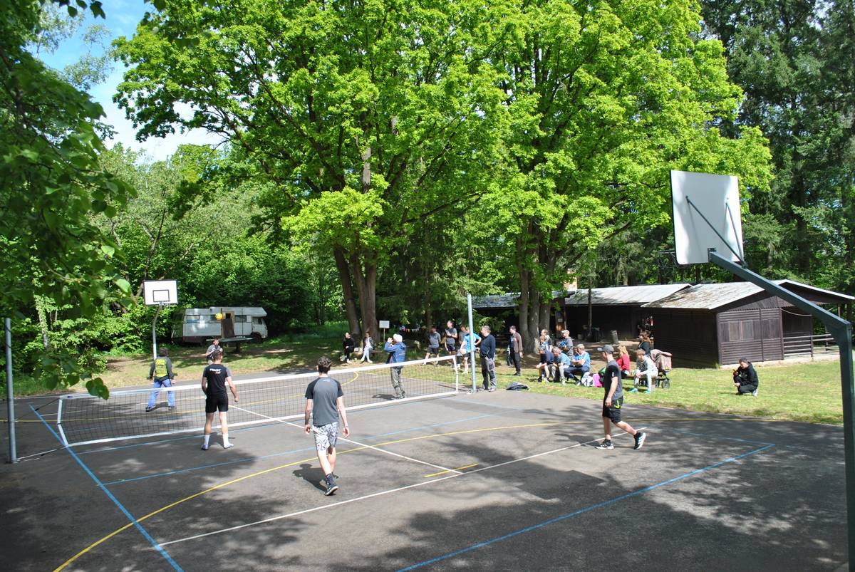 Přijďte si zahrát nohejbal v sobotu 11. 10. 2025 v 8,00 hodin do Kadova na hřiště u tábora pod školou.