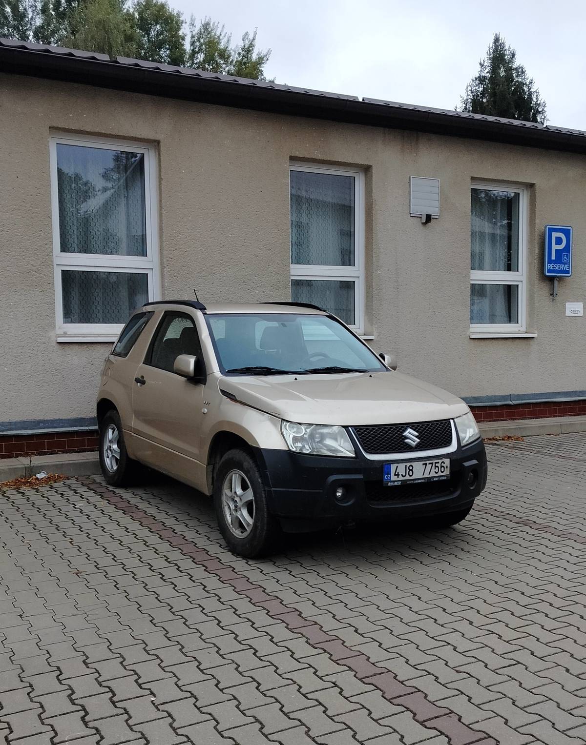 Vyzýváme majitele vozu značky Suzuki v béžové metalíze se SPZ 4J8 7756 zaparkovaného u KD Kejžlice, aby z důvodu plánované údržby parkoviště vůz neprodleně přeparkoval ! Děkujeme.