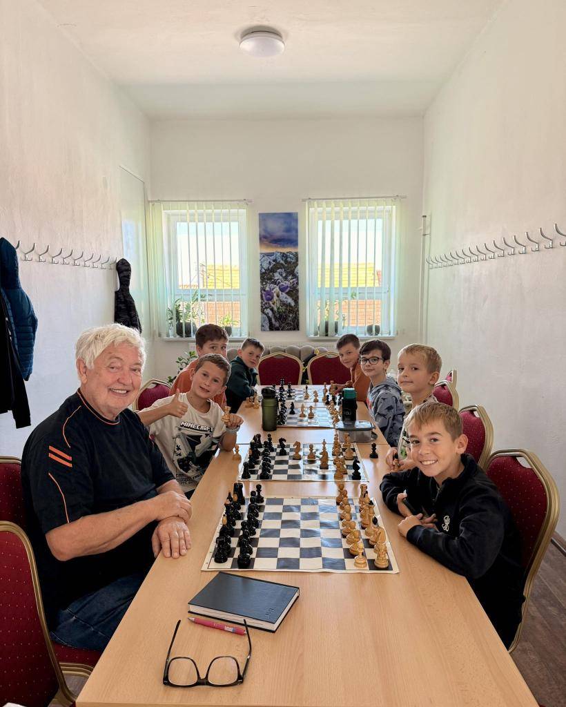 V pátek se u nás konal první šachový kroužek pod vedením pana Votavy. Figurky se míhaly, soustředění jelo na plné obrátky, strategie vznikaly… jsme velmi rádi, ze v dnešní době se děti umí zabavit i jinak.