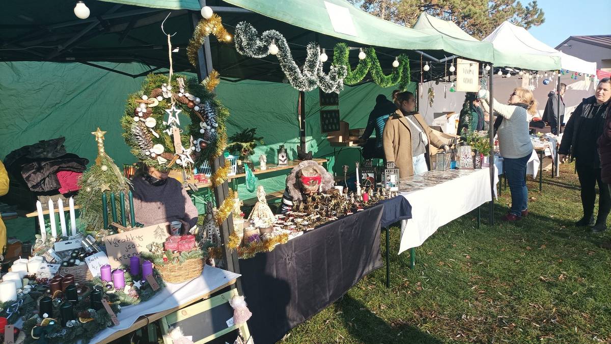 V neděli 30. 11. 2025 se bude v naší obci konat vánoční jarmark, který je součástí akce Rozsvícení vánočního stromu.   Pokud byste chtěli mít na jarmarku svůj stánek se sortimentem vhodným na vánoční trhy, přihlaste se na e-mail: kvk@syrovice.cz.   Děkujeme