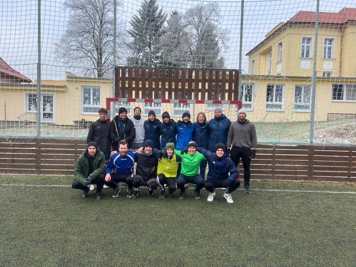 Dne 31. 12. 2024 jsme se opět sešli na silvestrovském fotbálku za školou. Účast byla hojná, nechyběl ani přípitek na úspěchy a ukončení roku. TJ Jiskra Plesná přeje všem příznivcům fotbalu hodně zdraví a aktivní rok 2025!