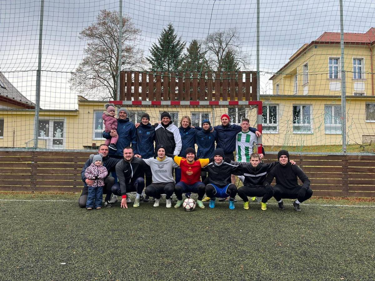 V neděli 31. 12. v 10:30 hodin proběhl na umělce ZŠ Plesná tradiční silvestrovský fotbal. Sešlo se celkem 14 "kluků", aby si poslední den v roce zahráli fotbal, čímž se řádně připravili na večerní silvestrovské oslavy.