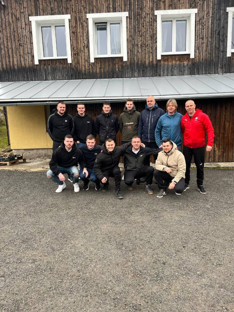 Tradiční zimní soustředění v Hřebečný se uskutečnilo od 8. 3 - 10. 3. 2024. Bohužel v letošním roce jsme museli nechat běžky doma, nepřálo počasí, což někteří jedinci uvítali, ale i přes to jsme si víkend užili a společně jsme se připravili na start nové sezóny.