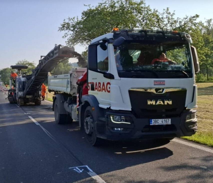 🔧 Oprava silnice I/55 mezi Strážnicí a Petrovem🔧 Práce na tomto úseku budou probíhat od 22. října do 20. listopadu 2025. Cílem je opravit poškozený povrch vozovky, aby byl průjezd plynulejší a bezpečnější. Prvních 14 dnů bude doprava vedena kyvadlově pomocí semaforů. Poté budou prováděny práce na krajnicích a nástřik vodorovného dopravního značení, které již nebudou vyžadovat větší dopravní omezení – pracovní místa budou označena šipkami. 🏰 Skalická brána – dočasné pozastavení prací V souvislosti s těmito opravami vás chceme ujistit, že práce na Skalické bráně budou v období od 22. října do 20. listopadu pozastaveny. ➡️ Během této doby bude Skalická brána plně průjezdná. Po 20. listopadu budou práce opět pokračovat. Děkujeme vám za pochopení, trpělivost a ohleduplnost při průjezdu stavbou.  Foto pouze ilustrativní.