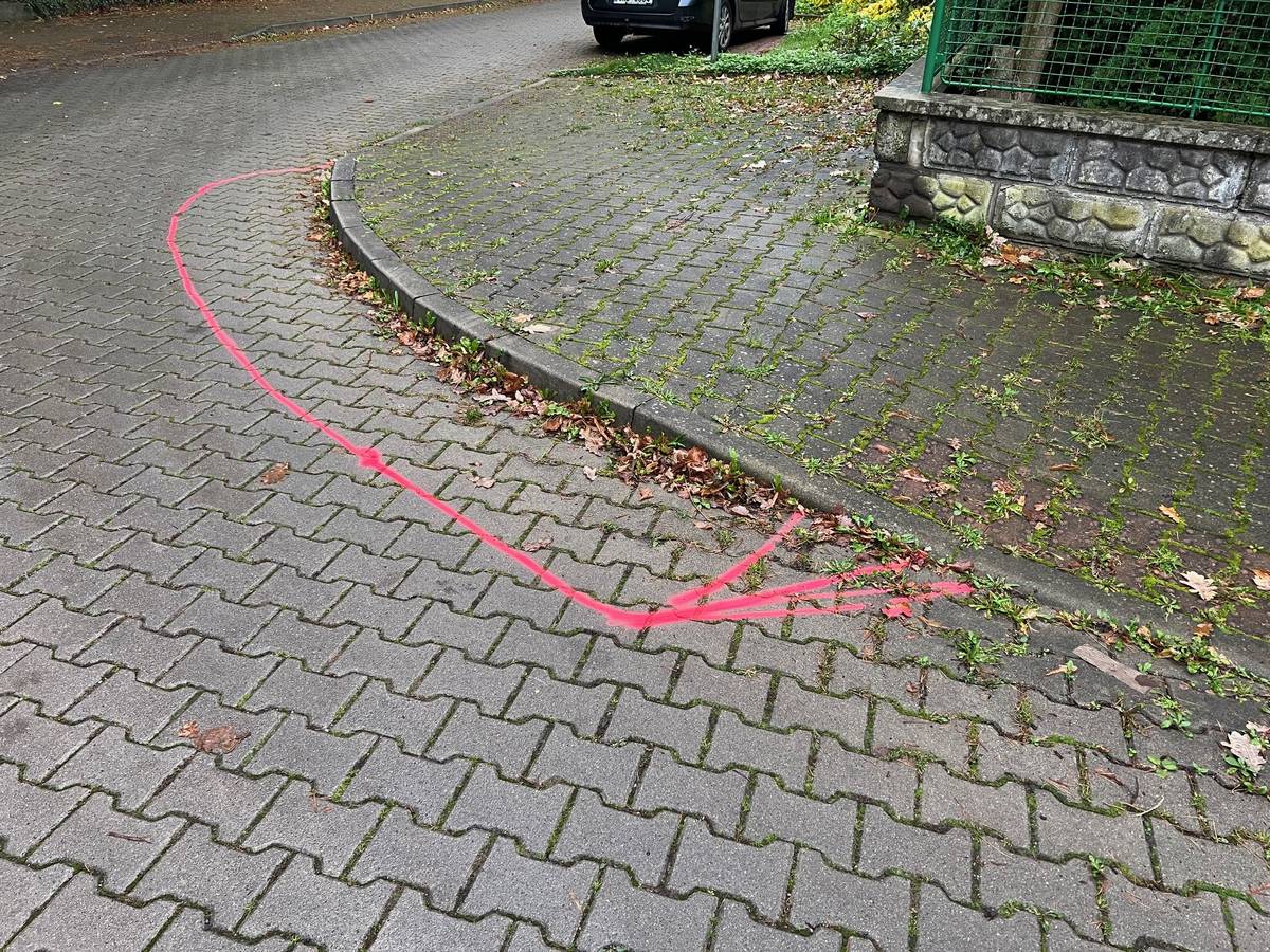 První etapa, od Axmanovy ke škole, by měla skončit do konce příštího týdne. Na Slavětínské se počínaje dneškem budou pokládat konstrukční vrstvy nové komunikace, takže příjezd k rodinným domům nebude až do pátku 17. 10. možný. Jejich obyvatelé o tom byli přímo informováni sdělením do poštovních schránek.    Zároveň se připravují objízdné trasy pro druhou etapu, od školy ke křižovatce s ulicí Bělečskou. Jsou na mnoha místech užší a hůře průjezdné, než byly pro první etapu. V nejbližších dnech budou jejich kritická místa upravena tak, aby byl možný průjezd autobusů MHD, například vyvýšené chodníky. Dále musí být v nezbytném rozsahu zkráceny větve stromů přesahující do jízdního profilu. S tím pomáhají naši hasiči, rád bych jim za to poděkoval.     Až budou objížďky uvedeny do provozu, budou vyžadovat velkou ohleduplnost a zejména dodržování všech zákazů zastavení nebo vjezdu velkých aut. Znovu požádáme o zvýšený dohled policii státní i městskou, ale ani sebelepší represe nezajistí, aby se doprava zablokovaná příliš velkým nebo na zákazu parkujícím vozidlem zase hned rozjela. Také bude předem zmapován technický stav objízdných tras, aby bylo možno případné škody, způsobené těžkým provozem, následně korektně řešit.     Klánovický 1/2Maraton, který včetně přípravy proběhne o víkendu 18.-19. října, bude mít svůj vlastní dopravní režim. Od pondělí 20. října pak začne druhá etapa rekonstrukce. Mezi Axmanovou a školou se vrátí auta na Slavětínskou. Bude otevřen vjezd do Smržovské, protože stavba už bude mít křižovatku překročenou. Zastávky autobusů zůstanou v ulici V Soudním, z důvodu prostorových poměrů křižovatky řízené světly a zachování nezbytné průjezdnosti při současném zatáčení autobusů. Pro autobus 212 bude zřízena nová zastávka v ulici Smržovské.     Jak už jsme avizovali, druhá etapa bude obtížnější než první a bude další zkouškou naší trpělivosti a vzájemné ohleduplnosti. Věřím, že to společně zvládneme.     Karel Loucký