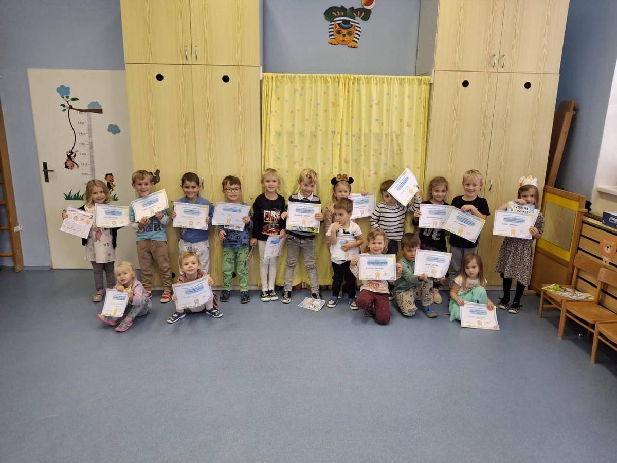 Recitační soutěž, která se konala 7. října 2025, přinesla mnoho radosti a ocenění žákům základní a mateřské školy. Všichni účastníci byli oceněni ve zlatém, stříbrném a bronzovém pásmu, přičemž ti s nejvyšším hodnocením postoupili do dalšího kola. Rodičům patří velké poděkování za podporu a pomoc př