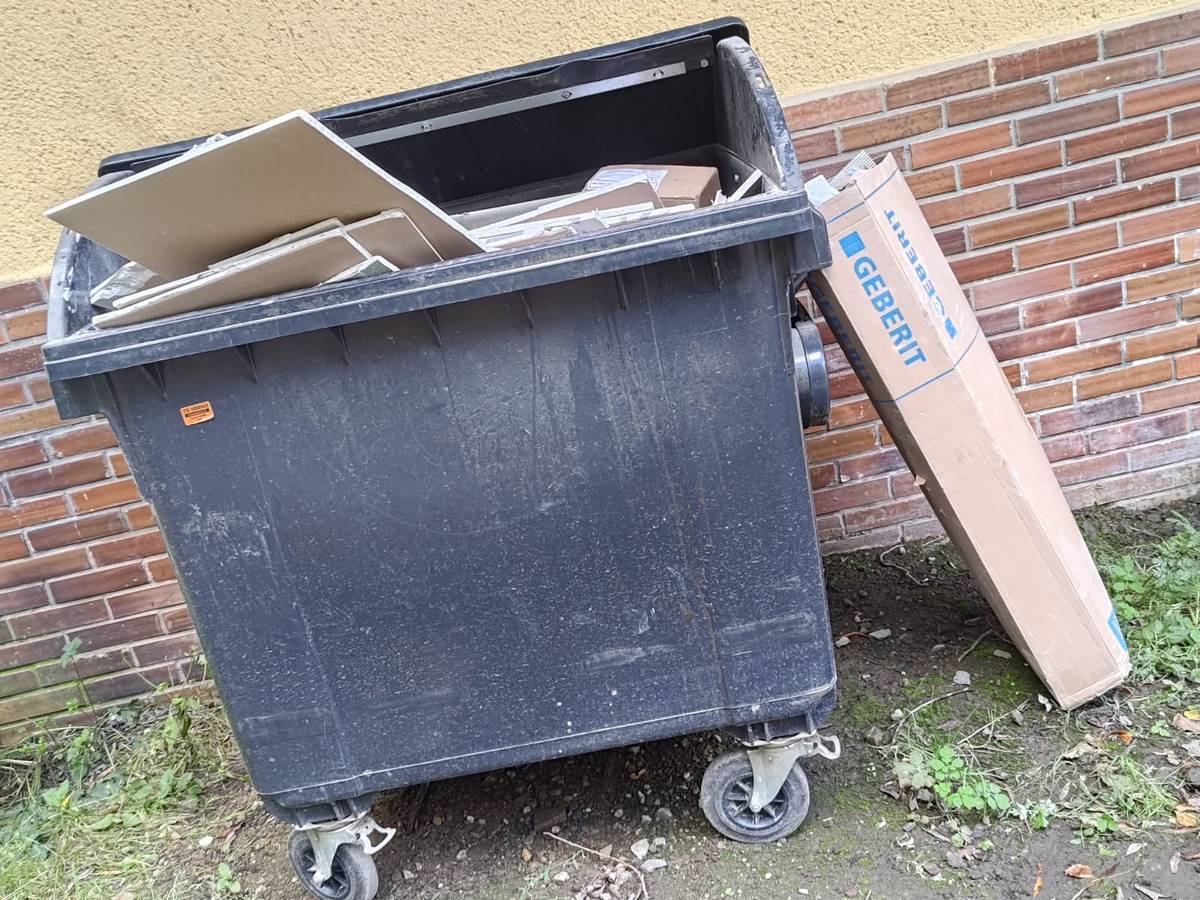 Na přiložených fotografiích je vidět kontejner za obchodem Hruška. Někdo si dal tu práci přivézt stavební odpad a kartony na místo, které není k ukládání odpadu určeno. Podobná situace byla zaznamenána u hasičské zbrojnice, kde byly odloženy staré matrace a další objemný odpad. Také se nám často opakuje stavební odpad na pozemcích v okolí čistírny odpadních vod a v části obce Adamov. Takové jednání je nejen neohleduplné, ale i protiprávní. Všechen tento odpad lze odevzdat bezplatně ve sběrném dvoře ve Vrbně pod Pradědem. Stejně tak lze velkoobjemový odpad předat při mobilním sběru odpadů organizovaném obcí Karlovice. Často se ukazuje, že původci těchto nepořádků nejsou místní obyvatelé, ale lidé využívající své rekreační objekty v okolí. Upozorňujeme, že podobné případy již nebudou tolerovány a budou nekompromisně řešeny v souladu se zákonem o odpadech. Každý takový počin znamená zvýšené náklady na úklid a odvoz odpadu, které se následně promítají do výše poplatků nás všech. Připomínáme, nevíte-li si rady, jak s odpadem správně naložit, rádi vám poradíme. PROSÍME PROTO OBČANY, ABY S ODPADY NAKLÁDALI ZODPOVĚDNĚ A POMOHLI UDRŽET NAŠI OBEC ČISTOU. BUDETE-LI SVĚDKEM PODOBNÉHO JEDNÁNÍ, NEVÁHEJTE SITUACI OZNÁMIT OBECNÍMU ÚŘADU.