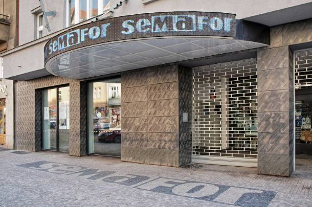 Milí přátelé, máme pro Vás dobré zprávy - městys Karlštejn připravil další z divadelních zájezdů, tentokrát můžete navštívit legendární představení Kytice v Divadle Semafor! Toto představení si budete moci v případě zájmu užít 24.listopadu od 19.00! Doprava je zajištěna formou autobusu, který bude odjíždět z karlštejnského centrálního parkoviště v 17.00 hod. Cena zájezdu je 350,- Kč. V případě zájmu kontaktujte Marii Weberovou - tel- číslo 732 652 823, e-mail majda.weberova@seznam.cz Přejeme Vám hezký kulturní zážitek městys Karlštej