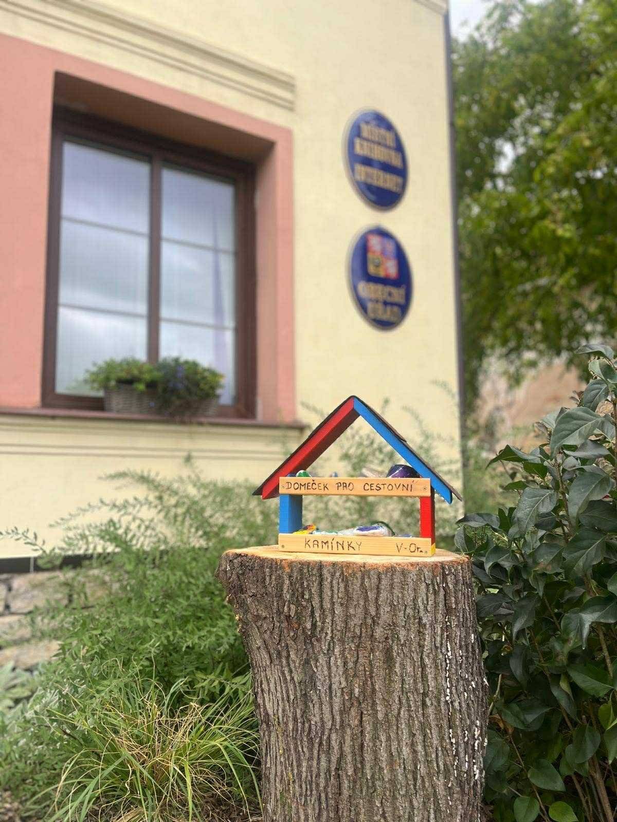 Před naším obecním úřadem si jistě mnozí z vás už povšimli malého domečku – 🏡 Útulny pro kamínky. Je to kouzelné místo, kam může každý přinést svůj ozdobený kamínek, nebo si naopak nějaký odnést a poslat ho dál do světa. Kamínky tak mohou cestovat po celé České republice, měnit majitele a přinášet radost všude, kam doputují. Tuto útulnu i samotné kamínky vytvořily naše děti z kroužku „Čumáčci“, které se od tohoto týdne po prázdninách opět scházejí s dobrovolníky. V zimě v prostorách obecního úřadu a za hezkého počasí venku. První místo se zvolilo právě u úřadu, kde mají „Čumáčci“ své zázemí. Do budoucna bychom rádi umístili další domečky – například u kostela nebo u křížku v Orlově. 💛 Dětem i dobrovolníkům patří velké poděkování za jejich nápad, šikovnost a chuť dělat radost celé obci. Přijďte se podívat, přinést kamínek nebo si jeden odnést – a poslat tak kousek radosti dál!