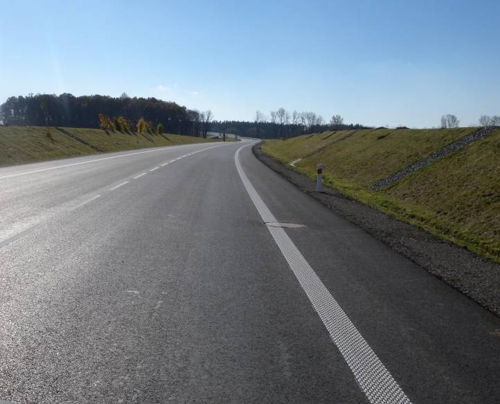 Ředitelství silnic a dálnic s.p. (ŘSD) připravuje na příští rok opravu silnice I/38 na obchvatu Moravských Budějovic. Stavební akce je plánována na jednu stavební sezonu a provoz na hlavním tahu mezi Znojmem a Jihlavou by měla omezit pouze částečně. Celková délka úseku určeného k opravě činí 6 465 m. Ohraničen je lokalitou U Cihelny a místní částí Vesce. Podle posledního sčítání projede tímto úsek denně až 5 300 vozidel, z toho nákladní a kamionová doprava tvoří okolo 40%. „Podle provedené diagnostiky trpí vozovka v současné době řadou vad, mimo jiné jde o výtluky, trhliny v asfaltovém krytu různé délky i hloubky. Dále je také vozovka poznamená častými vysprávkami,“ vysvětluje ředitel jihlavské Správy ŘSD Aleš Kratina. Náplní stavby budou veškeré práce spojené s obnovou na krytu na základě provedeného diagnostického posudku s frézováním do hloubky 130 mm. Součástí prací bude pročištění krajnice, pročištění i oprava systému odvodnění, kompletní výměna ocelových svodidel, a doplnění dopravního značení. „Po celou dobu prací počítáme s pouze částečným omezením dopravy. Tu bychom rádi místem oprav vedli kyvadlově, na semafory. Konečná podoba opatření však bude až výsledkem jednání s vybraným zhotovitelem a uzavírkové komise,“ doplňuje Aleš Kratina. ŘSD bude nyní formou veřejné soutěže vybírat zhotovitele. Práce by mohly být zahájeny už na jaře příštího roku. Termín uvedení opraveného úseku do provozu byl stanoven projektantem na 77 dní. Odhadovaná cena veřejné zakázky je 140 mil. Kč bez DPH.