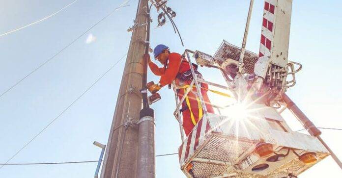 ZSD a.s. poveruje spol.Davies na vykonanie orezu stromov v elektrickom vedení. Orez stromov je potrebné vykonať do 6.11.2025, ak do tohto termínu vlastník neodstráni stromy-konáre, orez vykoná spol.Davies s.r.o.