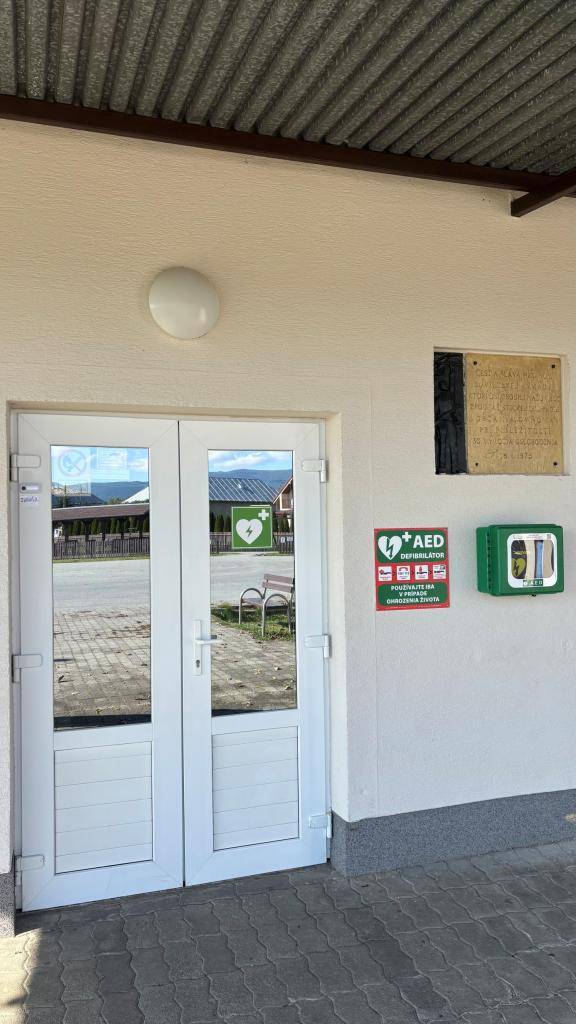 S radosťou Vám oznamujeme, že od 08.10.2025 má aj Gyňov AED, ktorý  je prenosný, ľahký a pomáha obnoviť srdcový rytmus pomocou elektrického výboja.     Defibrilátor je umiestnený pri vchode do Kultúrneho domu.    „Realizované s finančnou podporou Ministerstva financií Slovenskej republiky“.