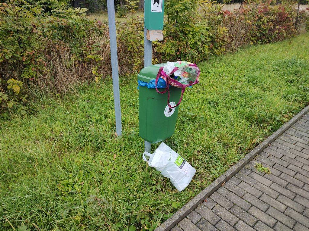 Vážení spoluobčané, v poslední době se často stává, že odpadkové koše na psí exkrementy jsou naplněny odpadem jiného druhu, jako je komunální odpad nebo plasty. Pokud se situace nezlepší, obec bude nucena přistoupit k opatřením, jako je monitorování prostorů.