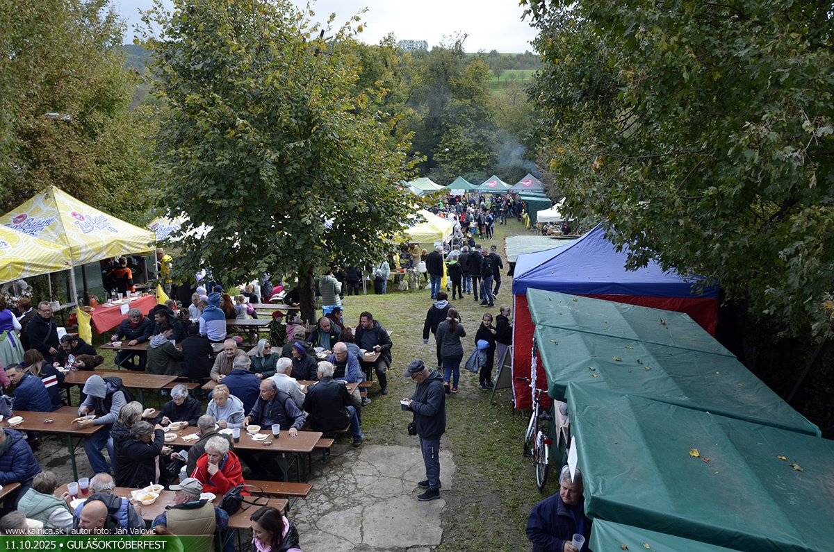 11. október 2025 | Súťaž vo varení guláša - Gulášoktóberfest Degustačná komisia rozhodla o víťazoch (3.miesta) podľa odborného bodovania. Verejnosť rozhodla o absolútnom víťazovi. Hudobný hosť podujatia: Martin Směřička. Poďakovanie za spoluprácu patrí obci Kálnica (starosta obce, obecné zastupiteľstvo a pracovníci obce), zároveň všetkým dobrovoľníkom za pomoc pri akcií, nakoľko bola opäť úspešná. Taktiež všetkým súťažiacim, stankárom, návštevníkom, odbornej degustačnéj komisií a veľké ďakujem samozrejme patrí aj všetkým, ktorí venovali sponzorské ceny pre výhercov a zároveň do tomboly. Tohtoročnú akciu nám spestrila návšteva televíznej moderátorky v podaní Katky Jesenskej. S pozdravom a úctou Žaneta Potočková predsedníčka Kultúrnej komisie obce Kálnica. Autor foto: Ján Valovič Fotogaléria tu!