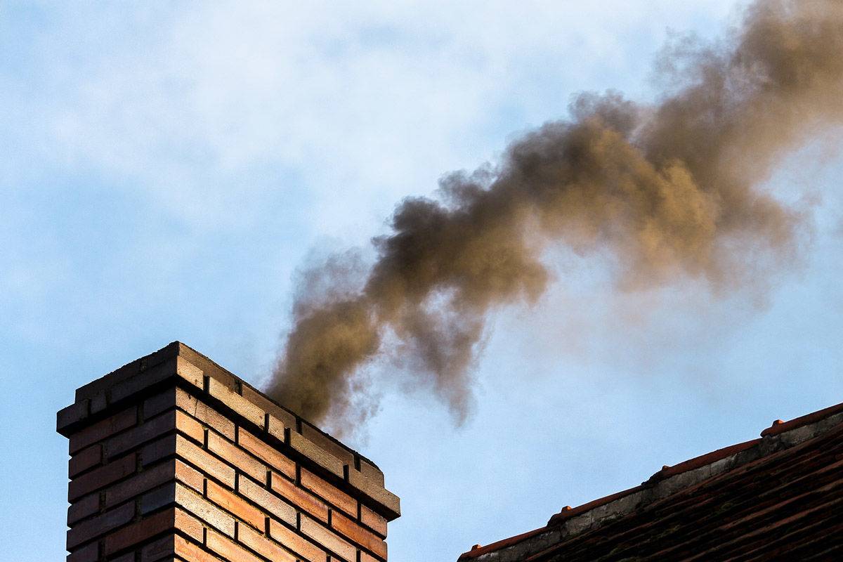 Vážení občania, počas vykurovacieho obdobia dochádza k vyššiemu riziku požiarov v domácnostiach, z dôvodu vykurovania kotlom na pevné palivo. Pripomíname, že pravidelné vymetanie sadzí v komíne a vyberanie pevných usadenín musí byť samozrejmosťou ako aj kontrola technického stavu komína.