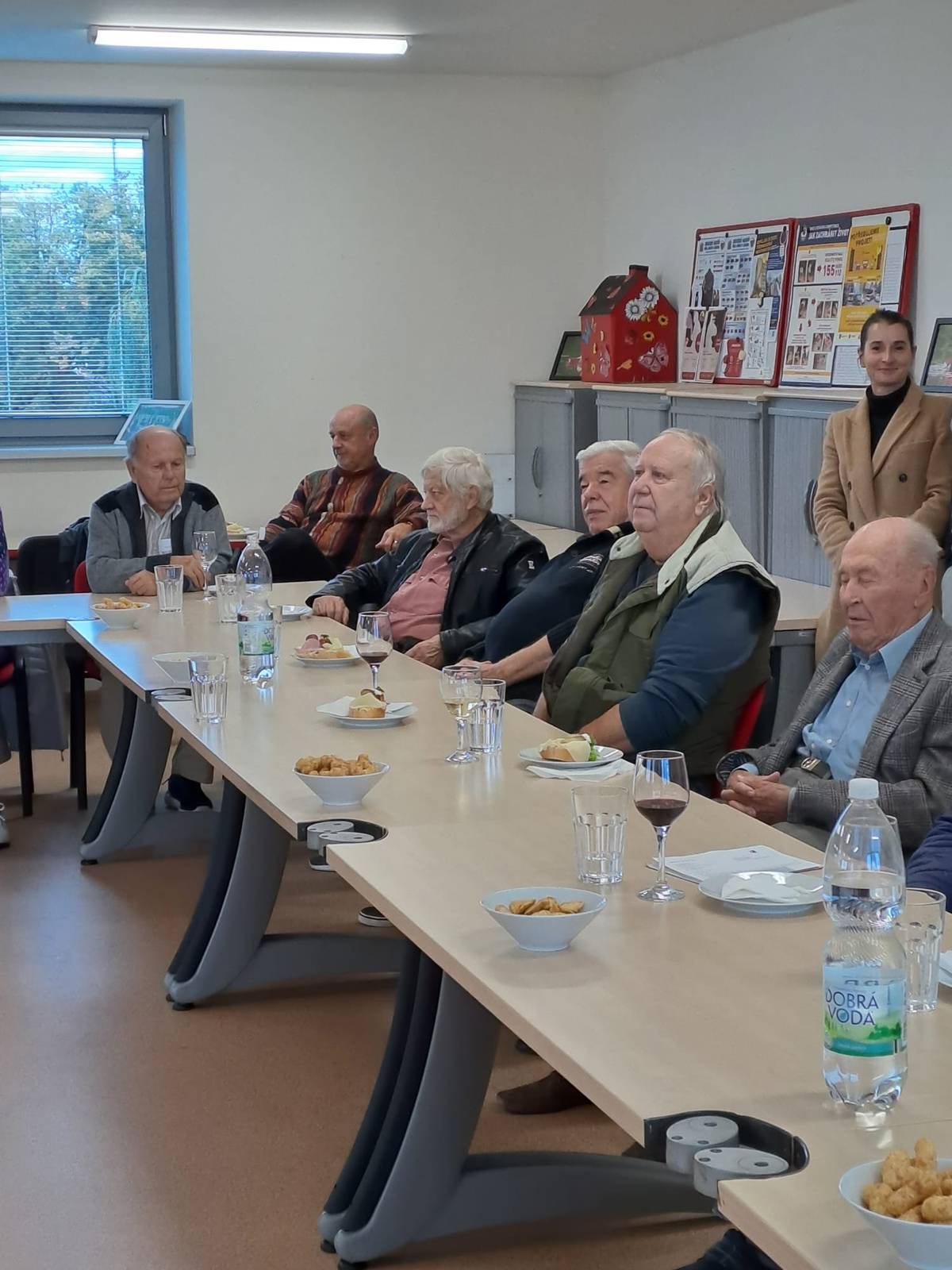 Ve středu 8. října 2025 jsme se sešli v zasedací místnosti hasičské zbrojnice se seniory, kteří oslavili životní jubileum. Na tuto společenskou událost byli pozváni senioři, kteří v době od 1. dubna do 30. září letošního roku oslavili 70., 75., 80. nebo 85. narozeniny. Seniorům přišly popřát děti ze základní školy Formanská, které si pro ně připravily bohatý program. Bylo to velmi příjemné povídání a posezení, ke kterému přišel zahrát i harmonikář.