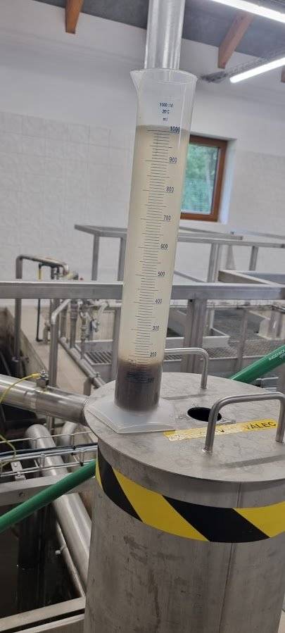 Vážení spoluobčané, Zdárně se mám podařilo rozběhnout čističku odpadních vod. V současné době je připojeno 40 nemovitostí a všechny obecních budovy. Žádám i ostatní majitele nemovitostí, aby tak učinili. Pro udržení správného biologického procesu je třeba dodržet zásady spočívající v zodpovědném vypouštění vašich odpadních vod. Dovolíme si připomenout co do odpadních vod rozhodně nepatří: Nerozložitelné a pevné odpady (plenky, hygienické potřeby, jednorázové vlhčené ubrousky, zbytky jídla, kuchyňský odpad), toxické látky (léky, barvy, ředidla, rozpouštědla, chemikálie), tuky a oleje, silné čisticí a dezinfekční prostředky (narušují bakterie), velké objemy vody (např. z bazénu) a kyselé látky (např. kondenzát z kotle) Děkujeme za dodržování těchto podmínek.