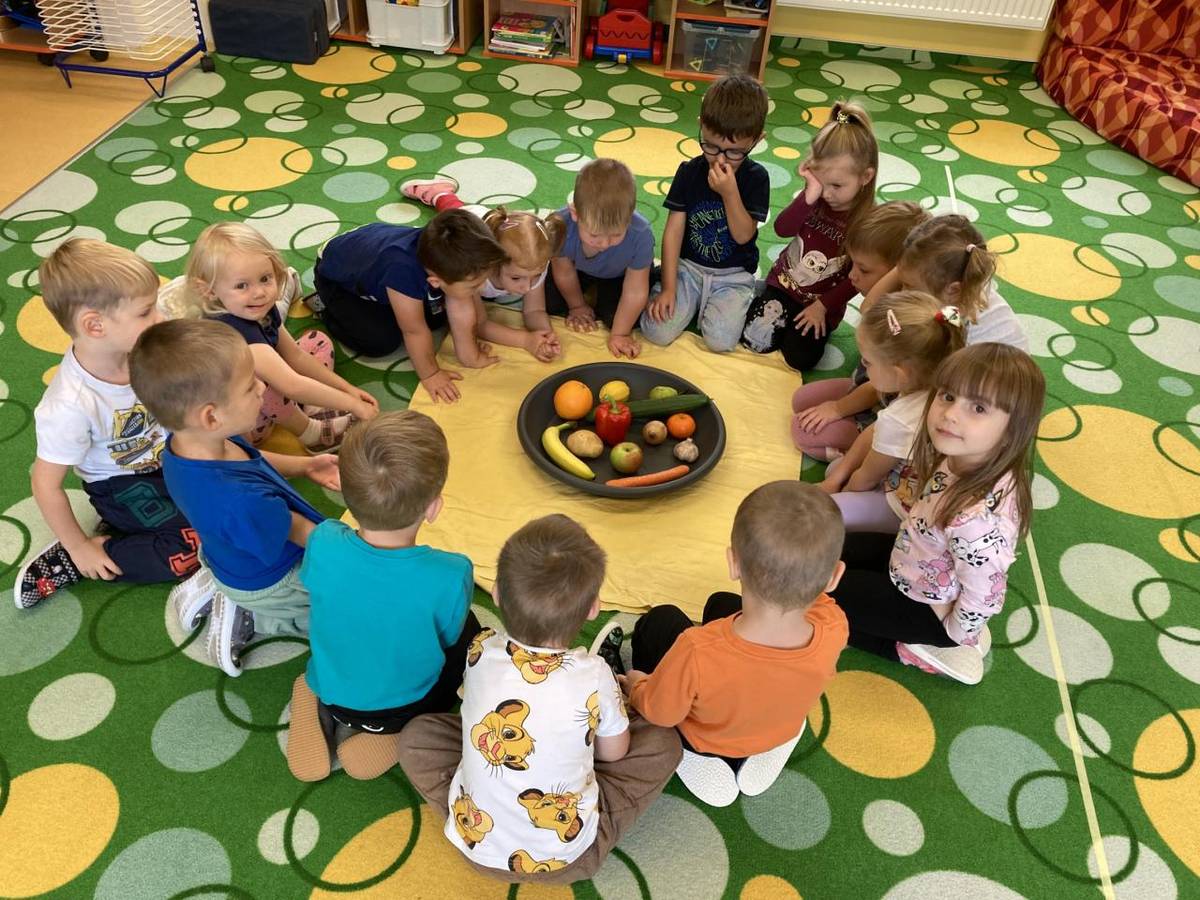 Červík Pepík v jablíčku, má strakatou čepičku.