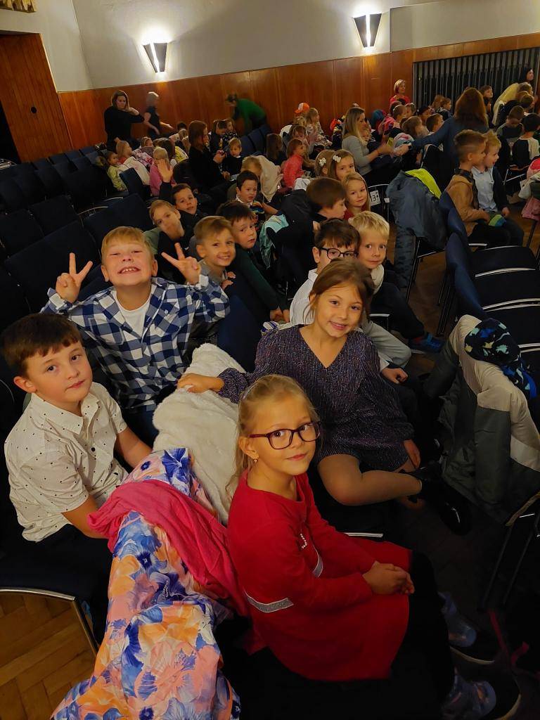 Naši žáci z 1. a 2. třídy se v úterý 7. října vydaly na divadelní představení do Domažlického MKS.