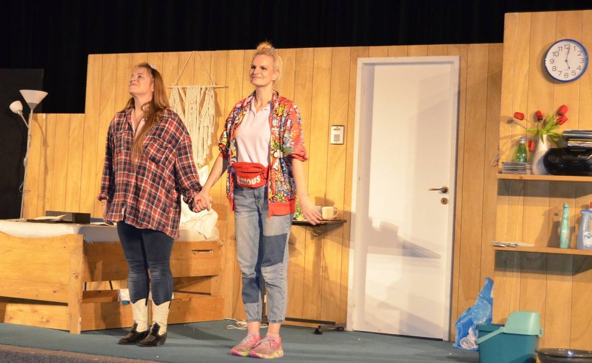 Včerejší bláznivá komedie s černým humorem byla v režii dvou skvělých hereček Ivy Pazderkové a Petry Nesvačilové.  Diváci odměnili herecké výkony smíchem a potleskem.