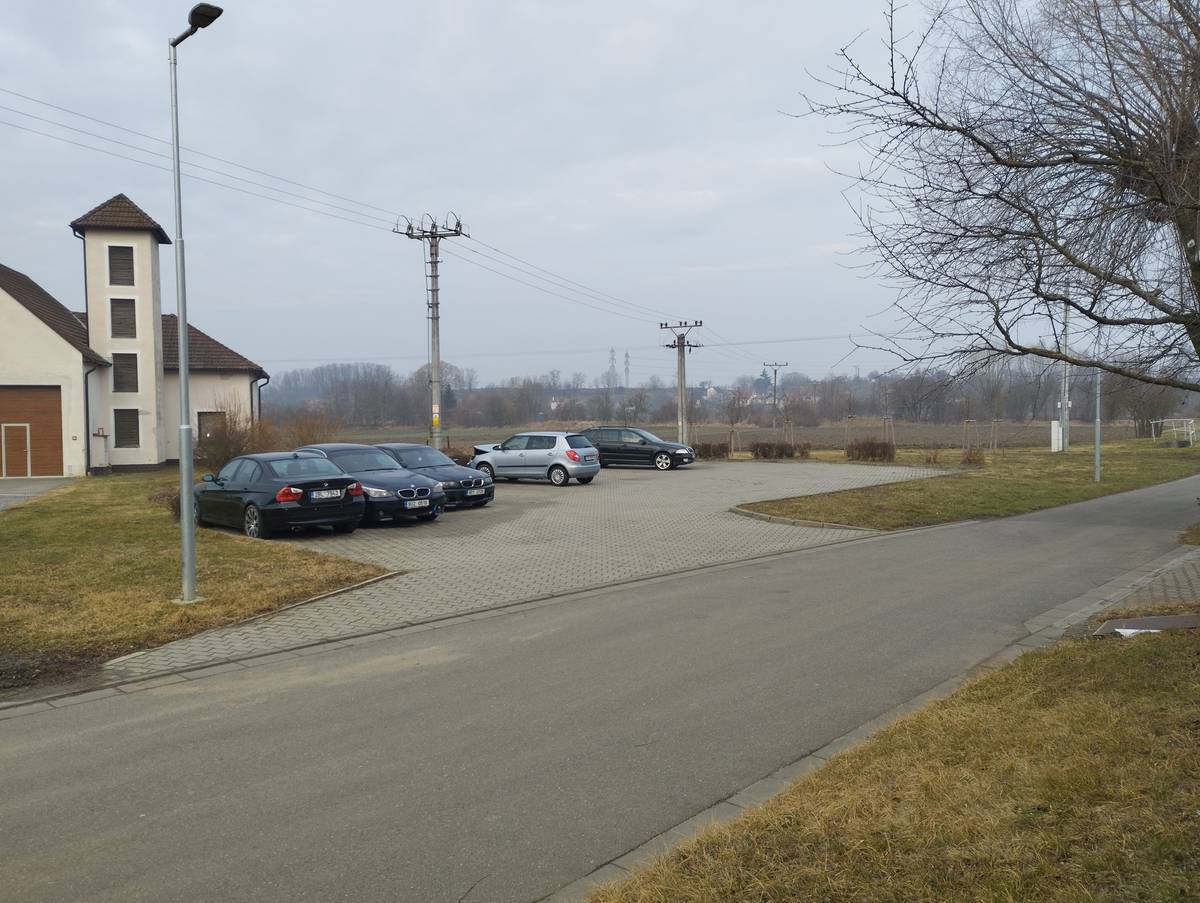 V souvislosti se stavebními úpravami parkoviště u hasičské zbrojnice, které se naplno rozběhnou od pondělí 13. října 2025, obec nabízí občanům Skoronic starou zámkovou dlažbu. Stávající betonová dlažba bude rozebrána a dočasně uložena v místě stavby, odkud si ji můžete vlastními silami a prostředky zdarma odvézt.