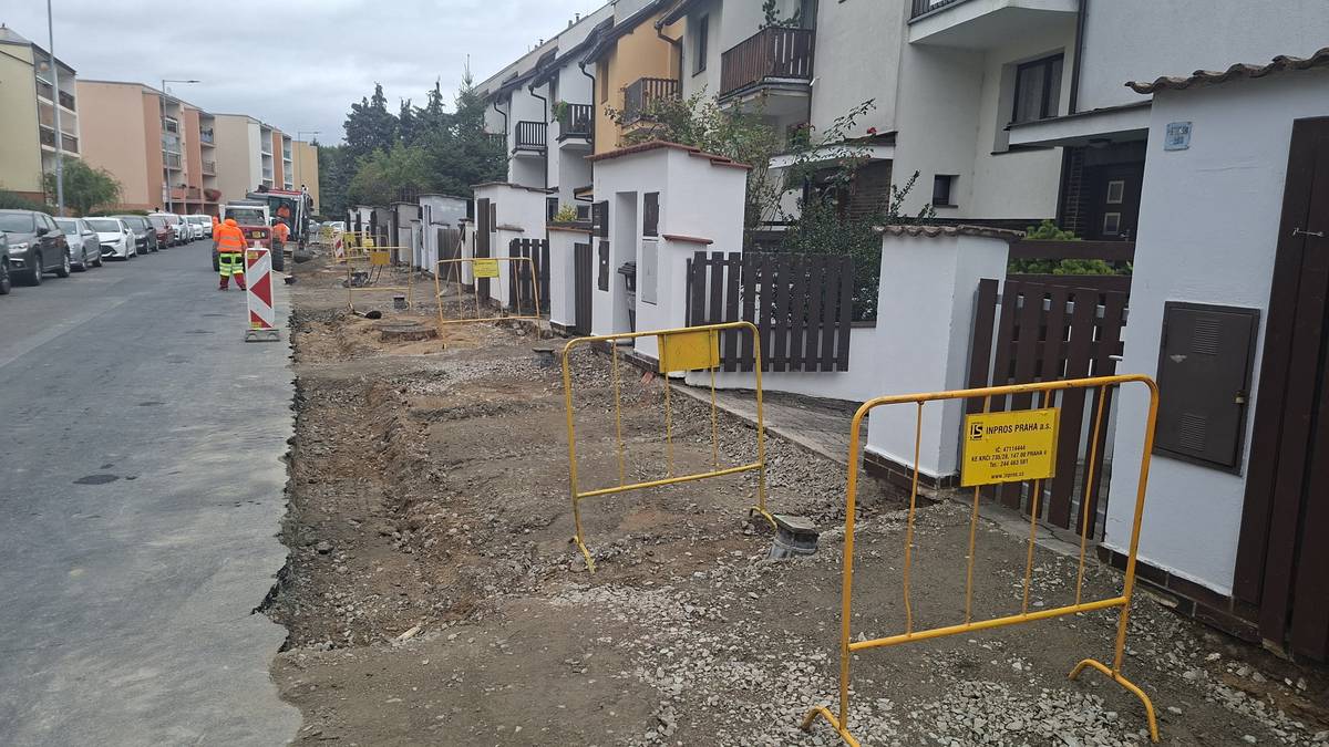 Městská část díky dobré spolupráci se správcem chodníků, Technickou správou komunikací hl. m. Prahy a.s., zajistila opravu chodníku v ulici Proutěná před řadovými domy od č.p. 370/2 po 380/22. Chodník byl již v nevyhovujícím stavu a představoval nebezpečí pro chodce. Oprava zahrnuje výškovou úpravu kanalizačních šachet, výměnu betonových obrub za žulové a nový asfaltový povrch. Práce potrvají do konce října a provádí je osvědčená firma INPROS Praha a.s.