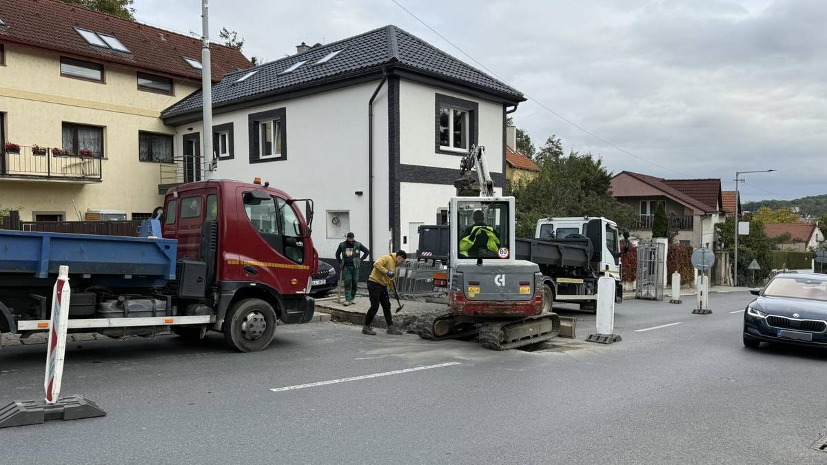 Pražské vodovody a kanalizace dnes oznámily havárii vodovodní přípojky v ulici Elišky Přemyslovny čp. 414. V místě je uzavřen chodník a jízdní pruh, dopravu řídí provizorní semafor. Prosíme řidiče i chodce o zvýšenou opatrnost. Děkujeme za pochopení.