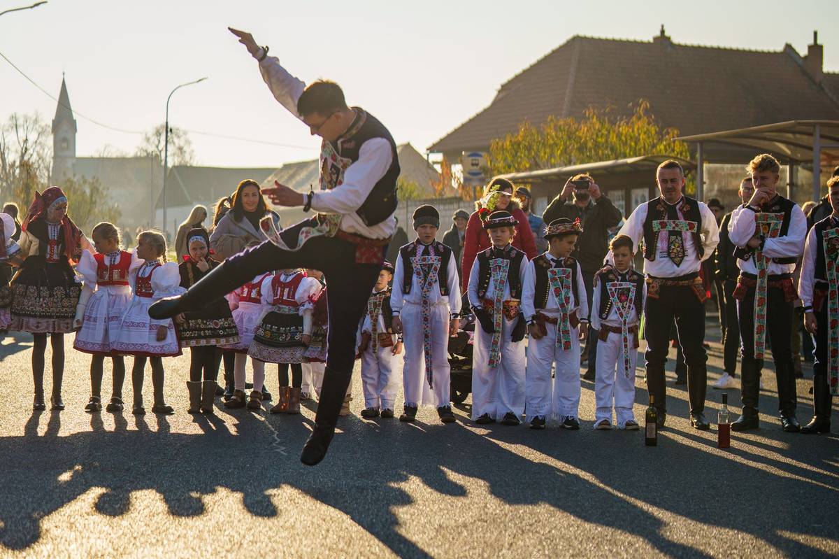 Skoronská chasa, stárci, stárky a obec Skoronice srdečně zvou všechny zájemce o folklorní tradice na předhopdový seriál seminářů zaměřený na výuku slováckého verbuňku. Přijít mohou úplně všichni bez rozdílu věku i úrovně tanečních dovedností. Pod dohledem zkušeného lektora se naučíte základní cifry a figury, na své si přijdou také pokročilejší tanečníci, kteří si mohou vylepšit plynulost a techniku cifrování. První taneční workshop proběhne už dnes, tj. v pátek 10. října 2025 od 17:00 hod. v prostorách sálu Obecního domu ve Skoronicích. Další turnus se uskuteční v pátek 24. října 2025, třetí a poslední termín bude ještě upřesněn. "Tož chlapi, nenechte se zahanbit a dojdite se naučit neco novýho - na hody pak potěšíte né enom svoje galánky, ale aj rodiče a prarodiče. Těšíme se na vašu hojnú účast. To vám vyřizujú pán starosta aj všecí radní!