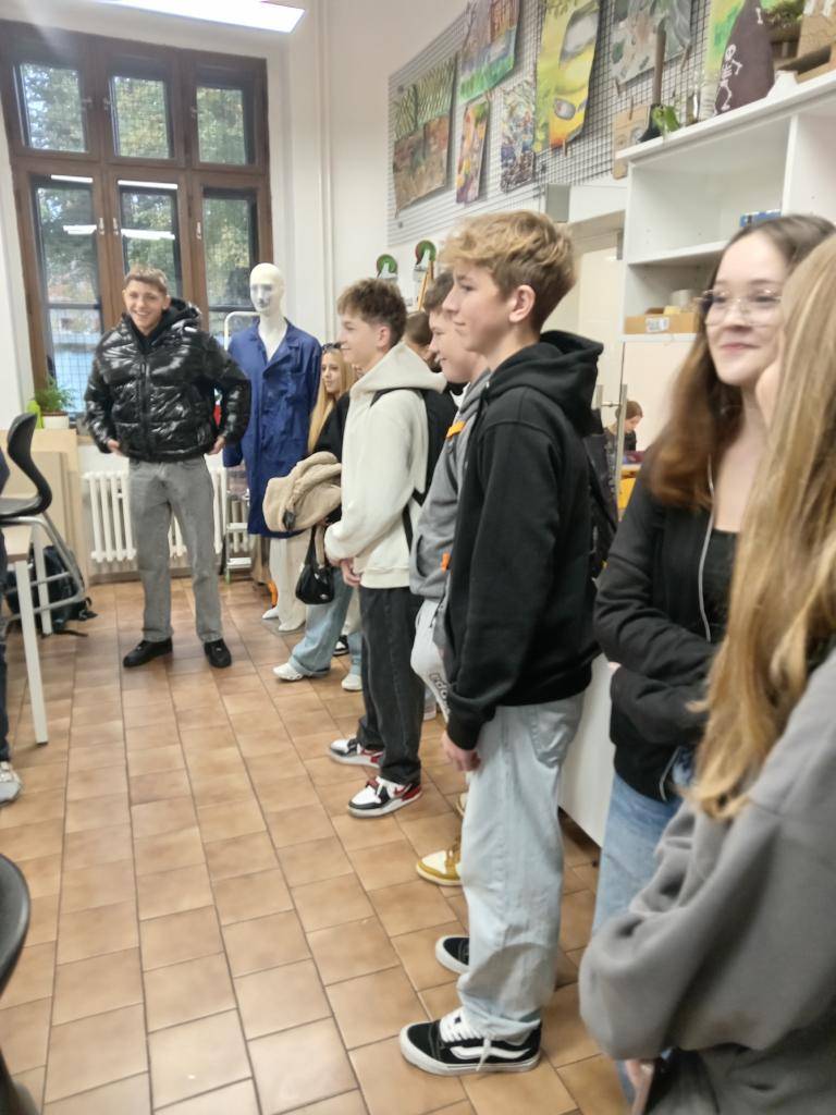 Žáci 9. tř. navštívili ve středu 8. října 2025 prezentaci středních škol v Třeboni. Seznámili se s různými typy škol, jejich obory a budoucím uplatněním na trhu práce.