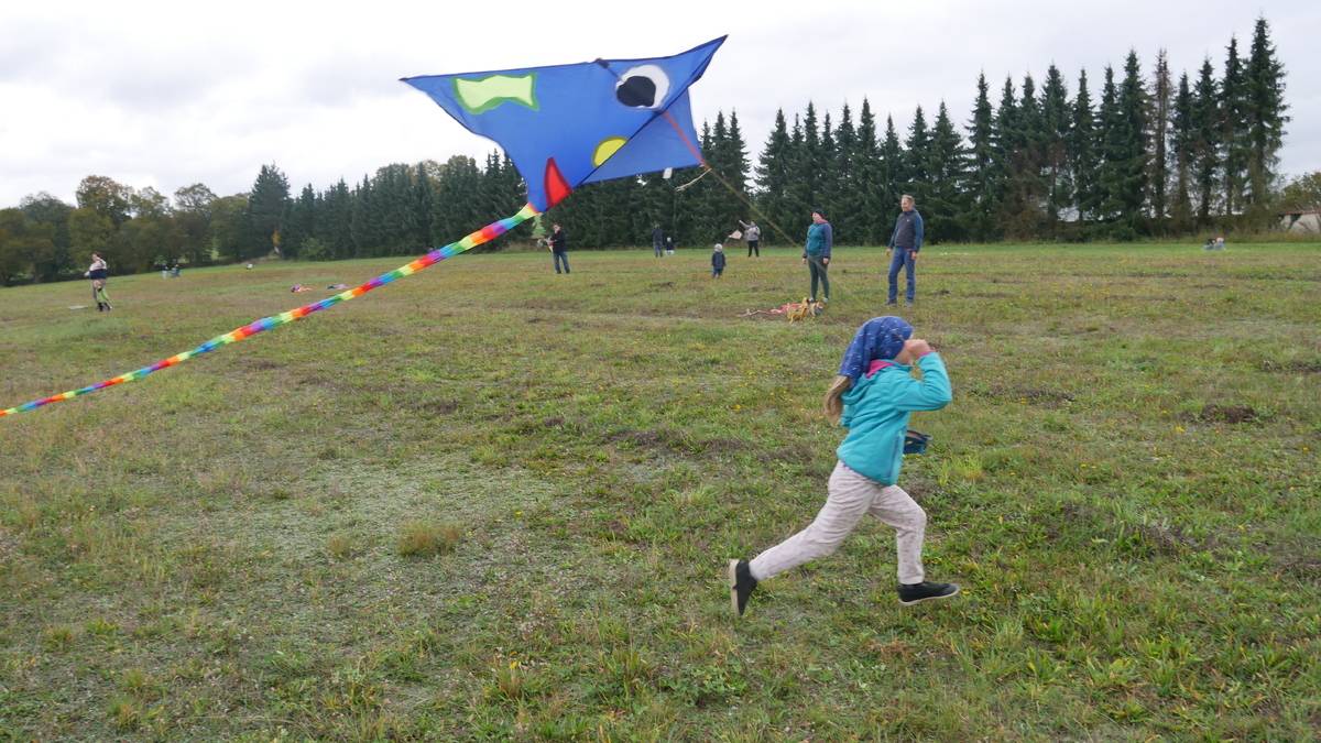 Na "Bejnojc" rovině se to znovu hemžilo drakyk tomu dobré občerstvení a další zábava pro děti. Prostě klasicky příjemné podzimní odpoledne.