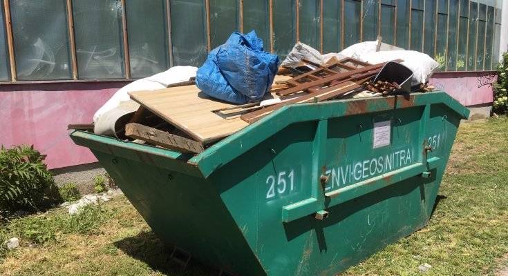 Obecný úrad v Hronskej Dúbrave oznamuje občanom, že v čase od 14. októbra 2025 – 20. októbra 2025 bude pred Obecným úradom pristavený veľkokapacitný kontajner na zber odpadu. Tento kontajner bude využitý v rámci jesenného upratovania na zber objemného odpadu, ako je starý nábytok, postele, sedačky, kreslá, skrine, matrace, dvere, koberce, parkety, podlahoviny a podobne.Ide o odpad, ktorý sa štandardne z dôvodu jeho veľkého rozmeru nezmestí do zberných nádob.  Do kontajnerov je zakázané umiestňovať drobný stavebný odpad! Ďalej je do kontajnera zakázané ukladať triedené zložky odpadu, ako sú papier, kovy, plasty a sklo, bioodpad, pneumatiky a zmesový komunálny odpad. Žiadame občanov, aby bol nábytok do veľkokapacitných kontajnerov ukladaný v rozobratom stave.