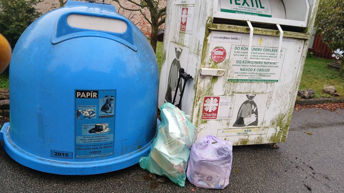 V září jsme vás informovali o nepořádku vznikajícím kolem kontejnerů na tříděný odpad. Od té doby se situace bohužel dále zhoršila, což je zřetelné i z přiložených fotografií. V okolí sběrných míst se stále častěji objevují objemné předměty, krabice a věci, které tam nepatří nebo nejsou správně uloženy. Obec má jasně daná pravidla pro nakládání s odpady, vycházející ze zákona a obecně závazné vyhlášky. Ty stanovují, že odpad a movité věci musí být ukládány pouze na místa k tomu určená a podle druhu odpadu. Jejich nedodržování může být sankcionováno. V tuto chvíli ale obec neusiluje o postihy — chceme situaci zvládnout společně. Každý odložený předmět mimo sběrné nádoby znamená více práce, vyšší náklady a méně prostředků v rozpočtu. Zatímco za směsný odpad společně platíme, za správně vytříděný odpad může obec získat část peněz zpět.Z výpočtu takto vynaložených financí následně Zastupitelstvo obce určuje cenu za svoz komunálního odpadu. Zároveň je zde i aspekt etiky a vzájemné ohleduplnosti. Čisté prostředí nevzniká samo — vytváříme ho společně. Obec nechce přistupovat k postihům, proto vás důrazně žádáme: odpad ukládejte pouze na určená místa a správným způsobem.