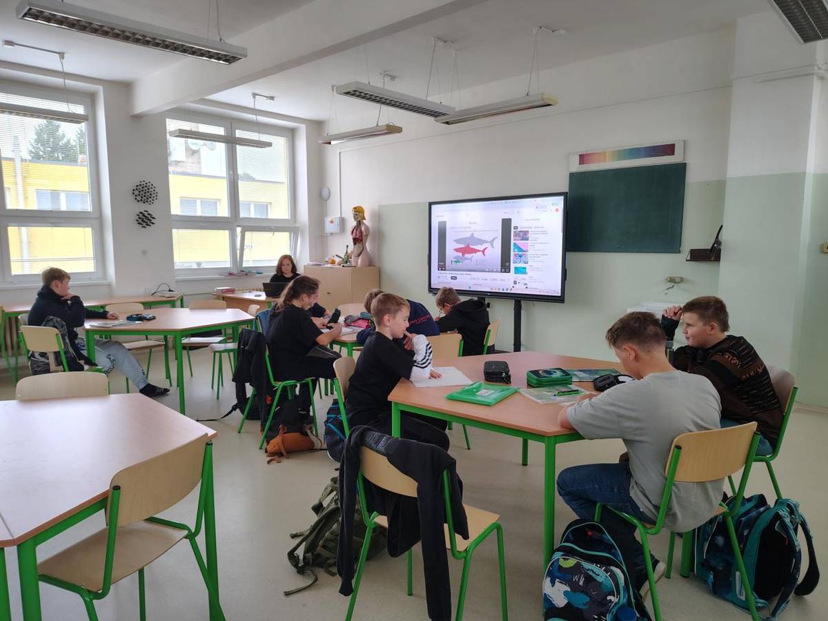 O letošních prázdninách byla rekonstruována učebna, ve které jsou vyučovány přírodní vědy jako je přírodopis, fyzika a chemie. Rekonstrukce se protáhla a tak jsme se již na její znovuotevření všichni moc těšili. Konečně jsme se dočkali! Na výuku sem se budou žáci těšit :-).