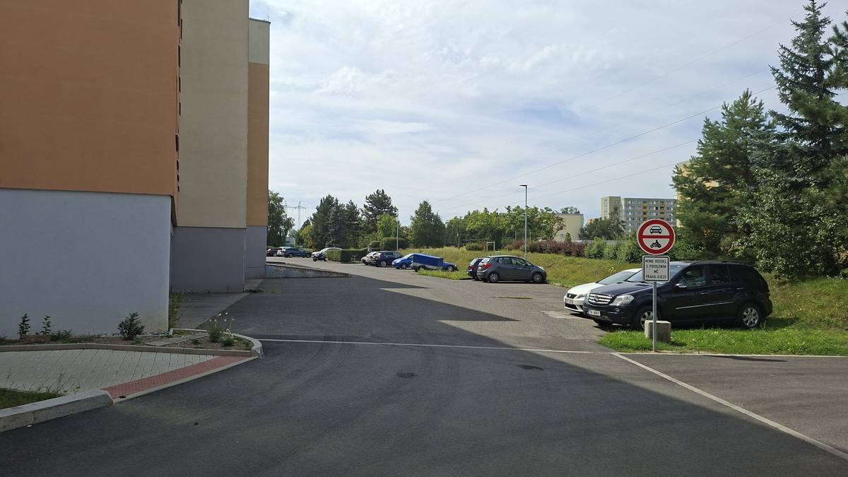 Dodavatel stavby, společnost Manabau s.r.o., zahájí stavební práce v pondělí 20. října 2025. Začátkem příštího týdne budou všem dotčeným obyvatelům prostřednictvím předsedů SVJ rozeslány podrobnější informace o průběhu prací. Harmonogram bude také zveřejněn na webových stránkách městské části.