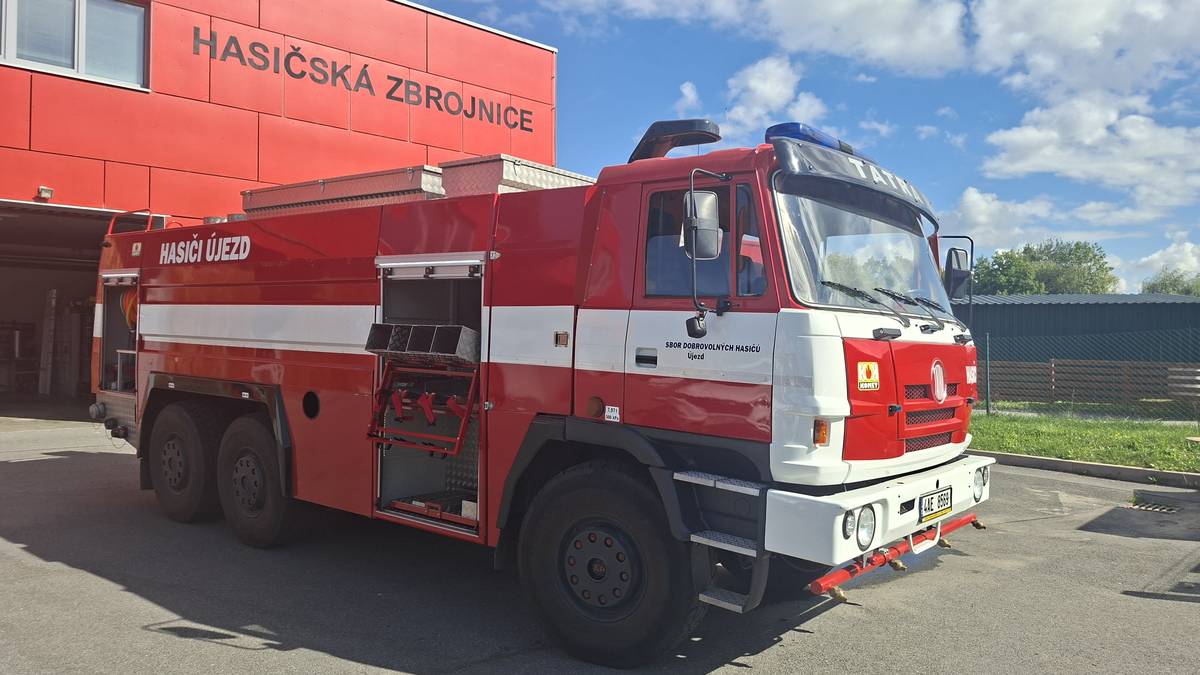 V pátek 10. října 2025 byla na televizi TV Nova odvysílána reportáž týkající se údajného zrušení Jednotky sboru dobrovolných hasičů (JSDH) Praha-Újezd. Městská část Praha-Újezd považuje za nutné uvést, že reportáž byla zavádějící a neobsahovala všechny objektivní skutečnosti ani informace, které byly redakci během natáčení a rozhovoru poskytnuty.   Vedení městské části řešilo celou záležitost původně v rámci interních mechanismů a se snahou vyřídit vše bez zbytečné publicity.   Vzhledem k tomu, že odvysílaná reportáž a následné zavádějící informace na sociálních sítích mohou u veřejnosti vzbuzovat nepravdivý dojem o průběhu a důvodech celého případu, se městská část Praha-Újezd, po doporučení právního zástupce, rozhodla seznámit občany s ověřenými fakty v následujícím prohlášení. Dne 12. srpna 2025 jednotka vyjela s vozidlem CAS 20 Volvo mimo rámec svých povinností, bez vědomí a souhlasu zřizovatele. Podle ověřených údajů z GPS vozidla se hasičské auto nenacházelo na žádném cvičení, jak bylo uvedeno v příkazu jízdy, ale po dobu cca sedmi hodin v areálu koncertní plochy v Praze-Letňanech, kde se konal komerční koncert.  Takové jednání je nepřijatelné a neobhajitelné – jde o zneužití majetku městské části a hrubé porušení předpisů i zásad kázně. Navíc podle dostupných informací mohlo dojít i k finančnímu prospěchu některých členů jednotky, jelikož požární dohled byl na místě zajištěn za úplatu.   Velitel jednotky nakládal se svěřeným majetkem v rozporu se zásadami řádného hospodáře a porušil principy při správě cizího majetku.   Záznamy kamerového systému a další důkazy navíc potvrdily, že ve vozidle se v době výjezdu nacházela také neoprávněná osoba.   Takové chování představuje nejen závažné porušení povinností velitele jednotky, ale především ohrožení bezpečnosti obyvatel městské části, pokud by nastala mimořádná událost, vozidlo určené k zásahu by bylo mimo dosah bez souhlasu a vědomí městské části. Rovněž zúčastnění členové jednotky tím jednoznačně upřednostnili své osobní zájmy před zájmy městské části a svým služebním posláním.   Městská část má zároveň nové informace o dalších obdobných pochybeních některých hasičů, která se již prověřují a nelze vyloučit ani podání trestního oznámení.  Na základě výše uvedeného se městská část, jako zřizovatel jednotky, rozhodla o reorganizaci současné jednotky JSDH Praha-Újezd. Její velitel a někteří členové jednotky tímto zcela ztratili důvěru a tuto situaci nelze nechat bez adekvátní odezvy.  Je důležité shrnout, že nejde o osobní ani politický spor. Jedná se o věcný a odpovědný krok zřizovatele, který hájí zájem městské části a bezpečnost jejích obyvatel. Veřejné komentáře a fámy o „pomstě“ či „politických tlacích“ jsou nepravdivé a pouze poškozují obraz městské části Praha-Újezd. Závěrem zdůrazňujeme, že nedošlo k žádnému zrušení jednotky, ale jde o její reorganizaci a její řádné fungování bude neprodleně znovu zajištěno. Cílem vedení městské části je, aby Újezd a Kateřinky měly nově sestavenou, odpovědnou a spolehlivou jednotku dobrovolných hasičů, která bude své poslání vykonávat s respektem, profesionalitou a v souladu se zákonem.