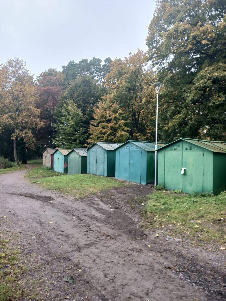 Nové veřejné osvětlení v parku mezi garážemi a obnovená lampa v Sídlišti 1. máje.    Lepší bezpečnost večerního pohybu v těchto lokalitách.