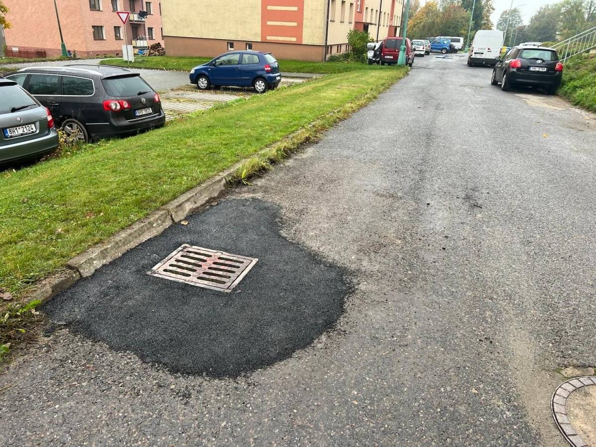 V první polovině října se podařilo vyspravit propadlé okolí dešťových vpustí na místních komunikacích – konkrétně v Sídlišti 1. máje a v areálu bývalých kasáren.    Děkujeme za trpělivost a věříme, že opravy přispějí k bezpečnějšímu pohybu po městě.