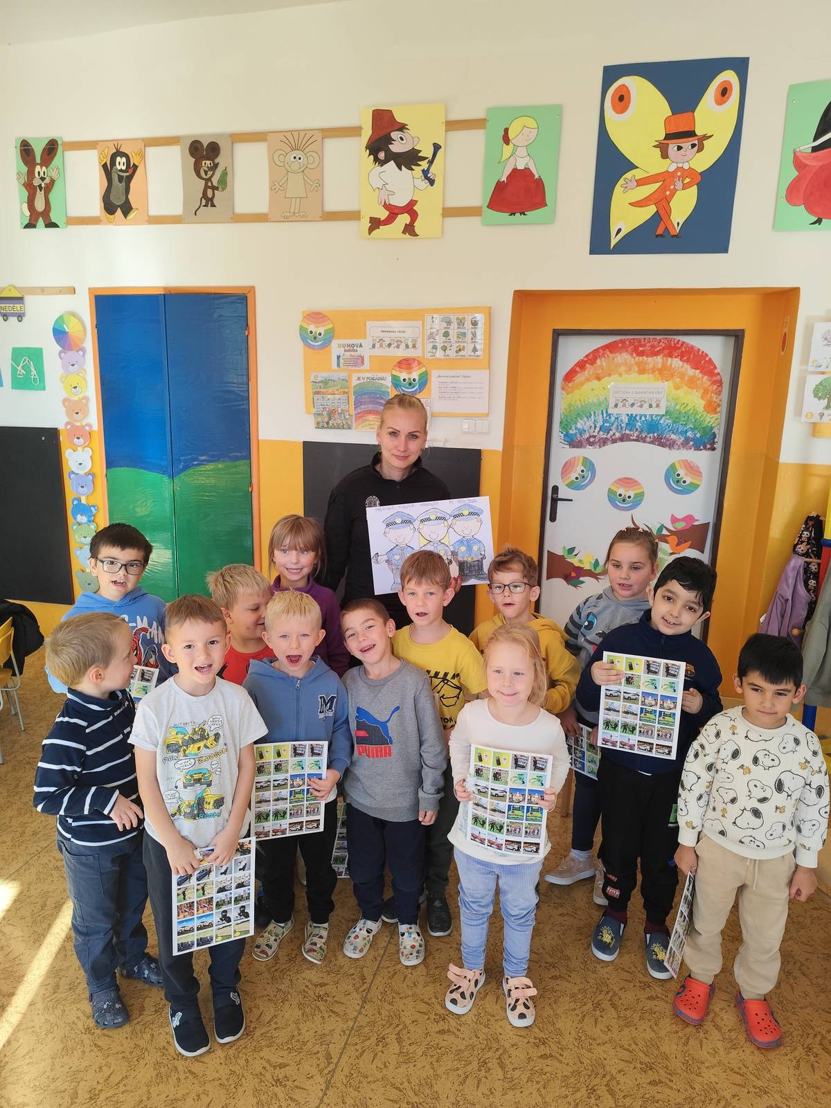 V rámci prevence kriminality se zaměřujeme i na naše nejmenší a dnes proběhlo milé povídání s dětičkami v přípravné třídě ZŠ Opletalova.  Dětem byla přiblížena činnost strážníků, povídali jsme si o základech bezpečného chování a o tom jaká pravidla musíme ve společnosti dodržovat. Poučili jsme se také, jak se chovat k nebezpečným předmětům, toulavým zvířatům a k neznámým lidem.  Celá přednáška se nesla ve veselé a příjemné atmosféře a děti byly moc šikovné. Věříme, že má velký smysl začít s prevencí již v tomto raném věku a že naše společná setkání mohou pomoci předcházet problémům a rizikovému chování v budoucnu. Děti si zároveň díky přirozené a hravé formě vytvářejí pozitivní vztah k uniformované autoritě. Policista pro ně přestává být jen "ten, který dává pokuty" a stává se někým komu mohou věřit.  Bc. Věra Dörflerová, MP Kraslice
