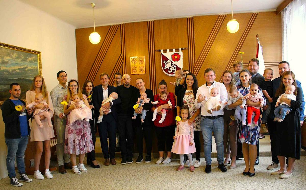 👍🏻 vzala na vědomí zprávu o vyplacení finančních darů v rámci akce „Vítání občánků“ v celkové výši 68.000,00 Kč, kdy z prostředků Jihočeského kraje za využití dotačního programu na podporu narozených dětí z Jihočeského kraje bylo vyplaceno 34 tis. Kč a z prostředků města taktéž 34 tis. Kč. 👍🏻 RM souhlasila s navýšením finančních prostředků na opravy a údržbu nebytového fondu v majetku města na rok 2025 o 900 tis. Kč. 👍🏻 RM vzala na vědomí zápis z konkursního řízení a jmenovala Petru Klementovou do pozice ředitelky Školní jídelny Veselí nad Lužnicí na dobu neurčitou. 👍🏻 RM uložila úkol Infocentru města podpořit podnikatele na Malém náměstí poskytnutím slevy 100 % na inzerci ve Veselsku a v dalších informačních kanálech města, z důvodu ztížení podnikatelské činnosti během rozsáhlé stavby. Všechna usnesení z RM najdete na webových stránkách města: usnesení ze schůzí RM