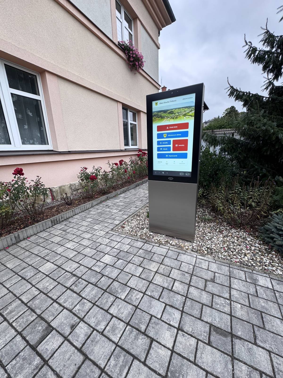 Mnozí z vás si jistě všimli, že vedle budovy obecního úřadu přibylo nové zařízení. Jde o digitální úřední desku, která je nyní plně v provozu. Moderní dotyková obrazovka nabízí přehledně všechny informace z webu obce – přístupné kdykoli a komukoli. Najdete zde nejen samotnou úřední desku a oficiální dokumenty, ale také aktuální informace o dění v obci, kalendář akcí, chystanou kulturu, přehled spolků či praktické odkazy, například na jízdní řády.  Deska je čitelná za každého počasí a ovládání zvládne každý bez rozdílu věku. V případě potřeby ochotně pomohou pracovníci obecního úřadu.  Přijďte si ji vyzkoušet – je to další krok, který přibližuje naši obec jejím obyvatelům.