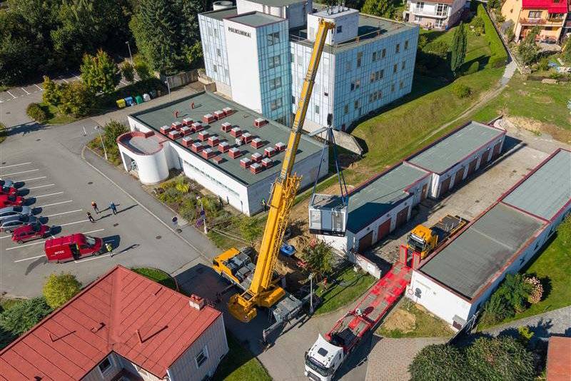 Z důvodu stavebních prací na vedení NN a přípravě nové trafostanice EG.D v areálu polikliniky je dočasně uzavřen průchod mezi poliklinikou a garážemi.