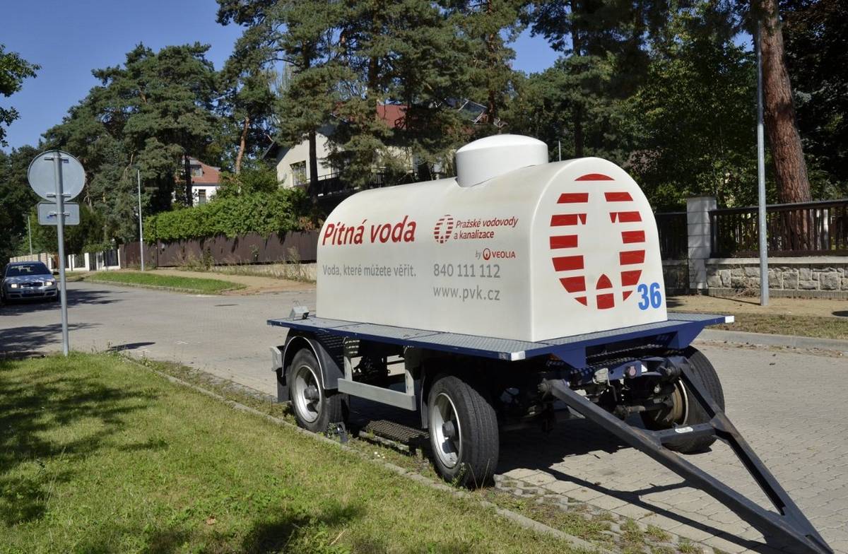 Dne 15. 10. 2025 od 8.00 hod. do 13.30 hod. bude přerušena dodávka pitné vody v oblasti Libeň. Dne 16. 10. 2025 od 8.00 hod. do 15.00 hod. bude přerušena dodávka pitné vody v oblasti Libeň, Vysočany.   Libeň 15. 10. 2025 od 8:00 hod. do 13:30 hod.  Výluka vody se bude týkat odběrných míst v ulici U skládky č.p./č.o.: 1694/2, 958/3, 1695/4, 1469/5, 1470/7, 1471/9, 1472/11; z důvodu provádění plánovaných oprav, udržovacích a revizních prací.   Libeň, Vysočany 16. 10. 2025 od 8:00 hod. do 15:00 hod.  Výluka vody se bude týkat odběrných míst v ulicích č.p./č.o.: Drahobejlova 945/48; Ocelářská 2345/4 (bez vody bude pouze měřící místo V1), 1360/33, 278, parc.č. 458/1; z důvodu provádění plánovaných oprav, udržovacích a revizních prací.    Náhradní zásobování bude zajištěno na základě požadavků odběratelů a dle dopravních a technických možností přistavením cisterny s pitnou vodou.   Podrobné informace nepřetržitě podává zákaznická linka PVK na tel.: 840 111 112 nebo 601 274 274.