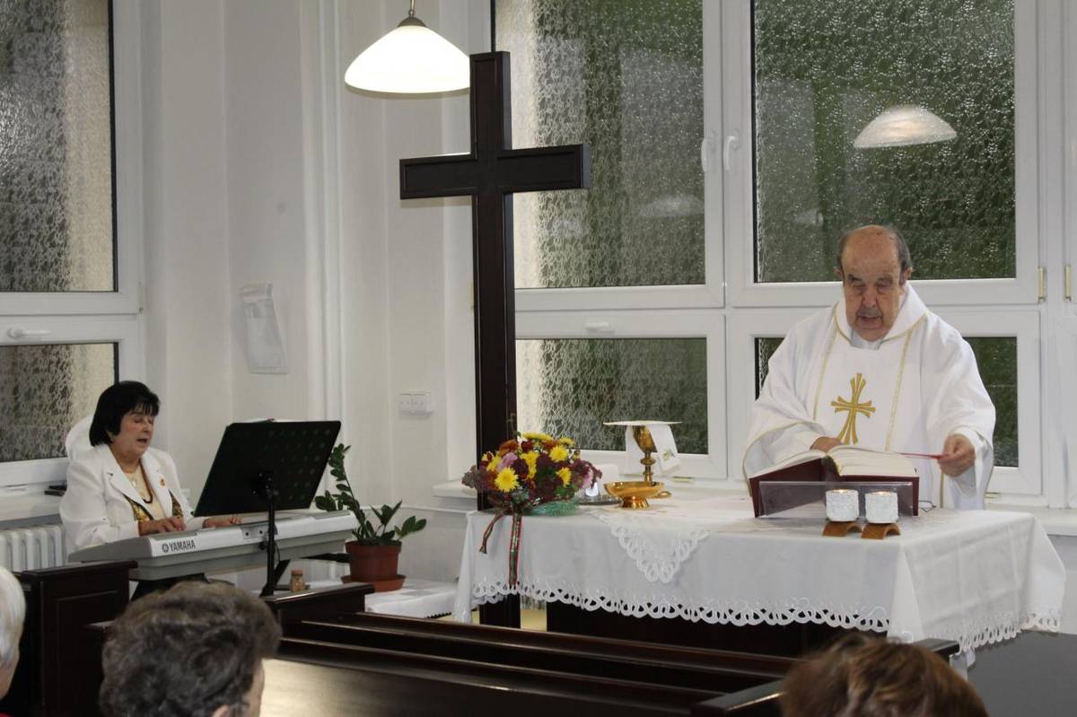 Každý pátek se v našem domově scházíme ke společné bohoslužbě, která je pro mnohé z našich klientů chvílí zklidnění, zamyšlení i duchovního spočinutí.   Minulý pátek jsme se sešli u příležitosti poděkování za úrodu.