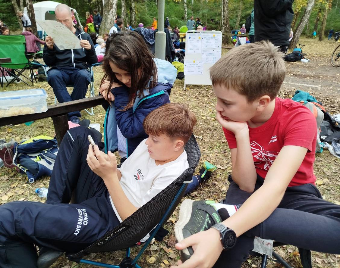Společný závod JMO + Valašské oblasti ve Vacenovicích!  SKOB Zlín připravil parádní sobotní orienťák pro víc než 500 závodníků. Terén z loňského MČR štafet opět nezklamal – měkká podložka, krásný les a pár mapových chytáků v „bermudském trojúhelníku“ kontrol.