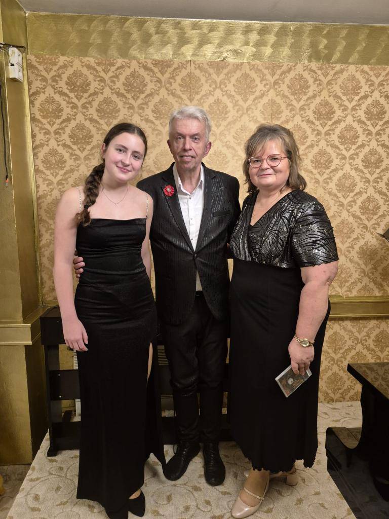 Naše žákyně Adéla Drvotová z houslového oddělení ze třídy p. uč. Lenky Machové se zúčastnila houslových kurzů na Mezinárodní konzervatoři v Praze pod vedením MgA. Jaroslava Svěceného.