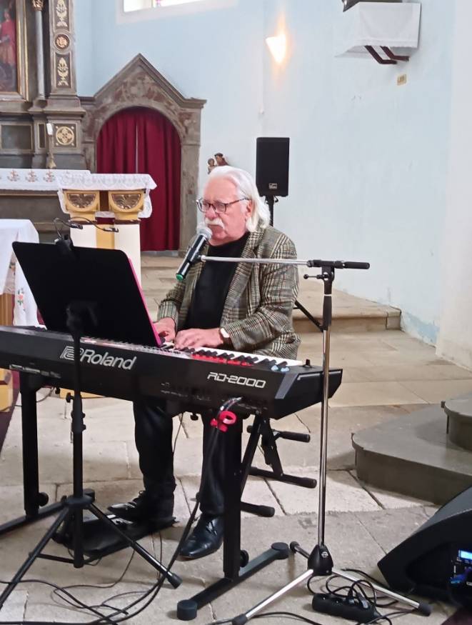 Zveme vás na narozeninový koncert Jiřího Zmožka, který se koná v pondělí 16.2.2026 v 19:00 hodin v pražské Lucerně. Tento významný umělec, známý svými hity pro přední české zpěváky, přivítá na pódiu řadu skvělých hostů. Vstupenky jsou k dostání za 990 Kč a doprava z Chebu bude zajištěna autobusem.