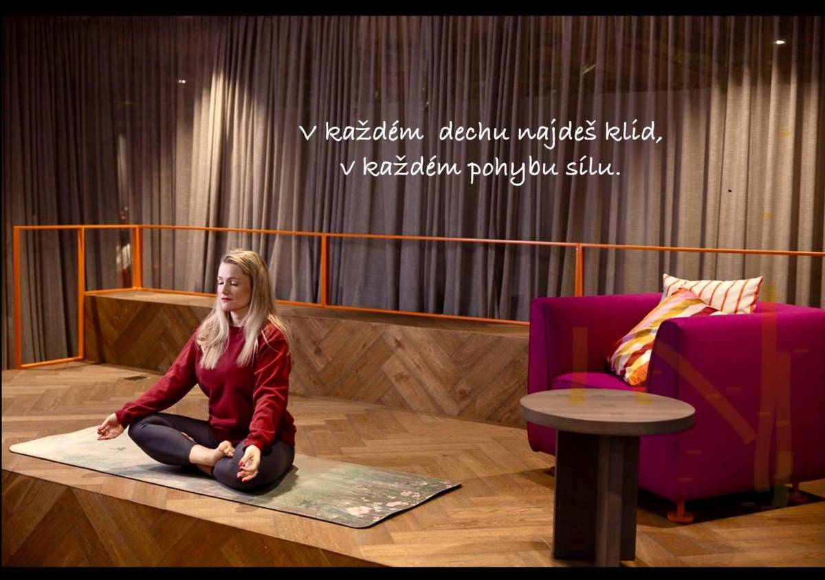 Lekce jógy Vědomí v sále Obecního domu  Každou středu od 18.00 hod.  Cena 160 kč    Přijďte si dopřát chvíli pro sebe. V rytmu dechu a vědomého pohybu.  Lekce jsou funkční a vhodné pro každého, začátečníky i pokročilé.   Společně se naladíme na přítomnost, uvolnění a důvěru ve vlastní tělo.