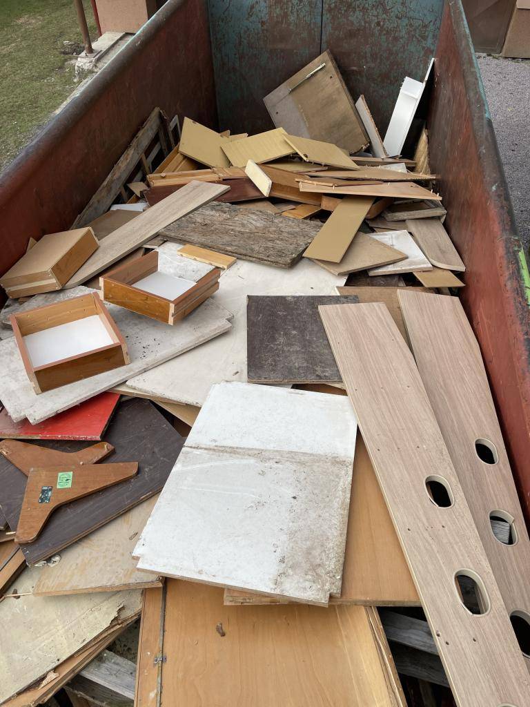 Obec Kokošovce v spolupráci s firmou Kronospan zabezpečí od štvrtka 16. októbra do naplnenia za obecným úradom kontajner na drevný odpad. Do kontajnera je možné uložiť len  drevný odpad, pričom sú zakázané iné materiály. Kontajner je monitorovaný kamerovým systémom zo záznamom.