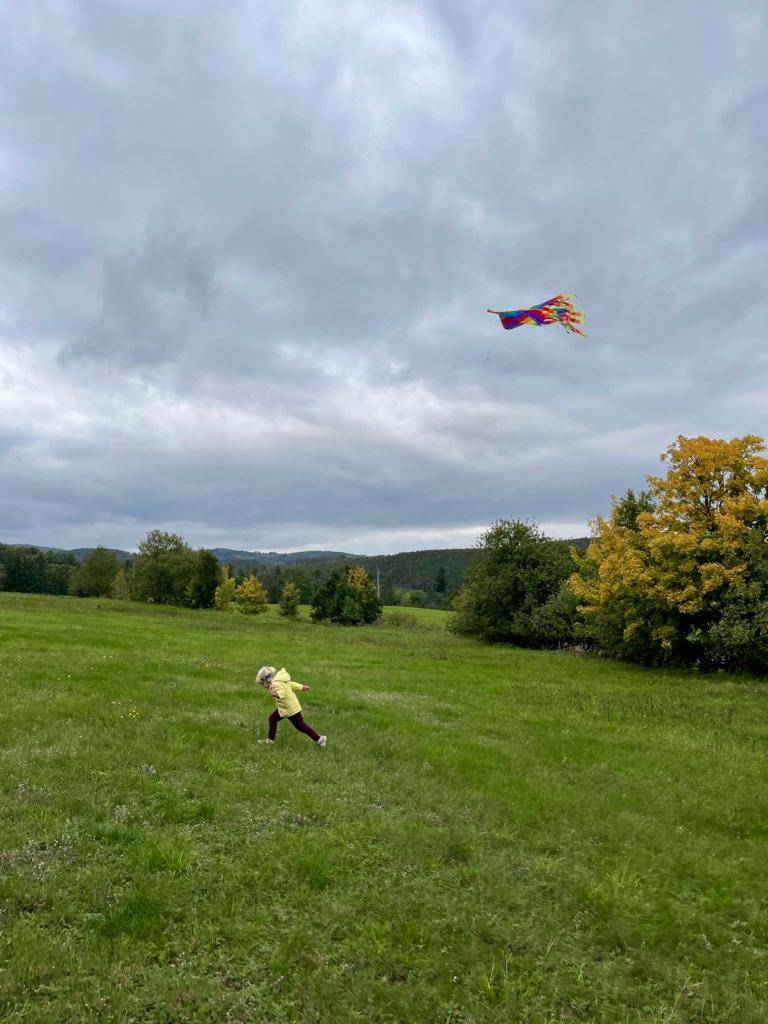 10.10. si děti užily krásné podzimní odpoledne s pouštěním draků, tvořením a opékáním špekáčků. Pořádáno MŠ.    https://www.zsmskamyknv.cz/materska-skola/fotogalerie-ms/2025-2026-1/drakiada-653cs.html