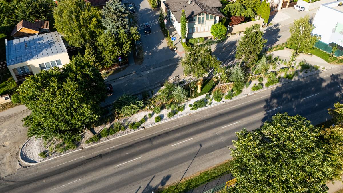 V nároží križovatky Hlavnej a Lipnickej ulice (pri ZRC) vznikla dažďová záhrada. Na mieste, kde sa po daždi držala voda na ceste, je dnes prvok, ktorý funguje na princípe prirodzeného zadržiavania a vsakovania prebytočnej „šedej“ vody z vozovky.